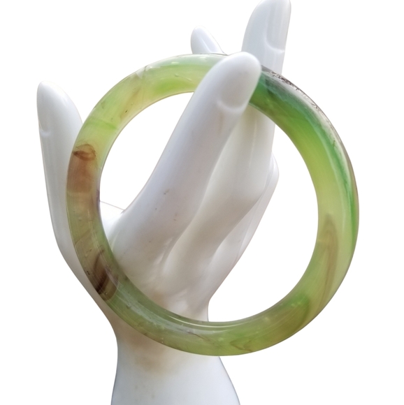 VINTAGE GREEN WITH PURPLE SWIRL DETAIL PEKING GLASS BANGLE BRACELET - Picture 2 of 5